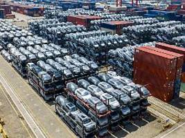 Verkäufe sinken um 20 Prozent : China exportiert erstmals mehr E-Autos als Verbrenner