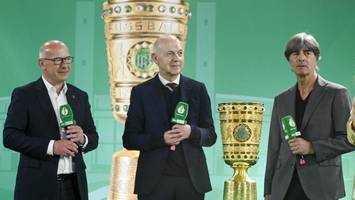 cup handover im roten rathaus: dfb-pokal jetzt in berlin zu sehen