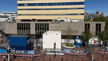karstadt harburg: rätselraten um neues containerdorf vor altem gebäude