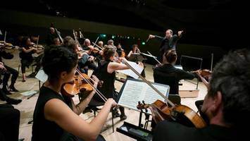 Luft-Cello spielen, blitzartig angeleuchtet werden: Ensemble Resonanz gibt alles