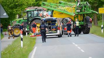 motorrad prallt gegen traktor: 20-jähriger lebensgefährlich verletzt