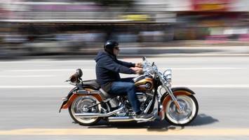 Harley und Auto prallen in Hamm heftig zusammen – Motorradfahrer in Lebensgefahr