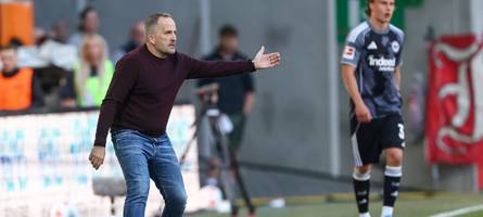 Soll Manuel Baum Trainer bleiben? Das sagen FCA‑Fans zur Personalie