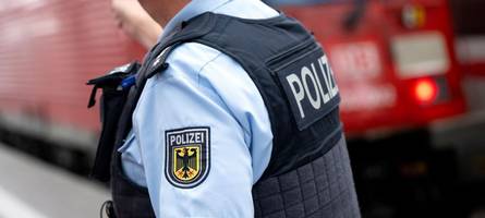 Schwerer Unfall bei Freising: 82-jähriger Mann kollidiert mit Zug und verliert Bein
