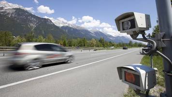 Gericht muss Strafe aufheben: Raser fuhr 78 km/h zu schnell und wird trotzdem nicht belangt