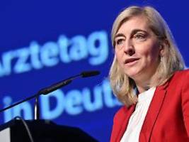 Ministerin verteidigt Sparpläne: Warken: Die Situation lässt mir keine andere Wahl