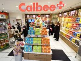 anderes design bei calbee: iran-krieg erzwingt graue chips-tüten in japan