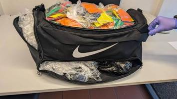 Sporttasche voller Drogen und Lager unter der Rückbank – Polizei schnappt Dealer