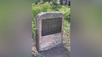 Nach dreistem Bronze-Diebstahl an Denkmal: Bezirk sorgt für Ersatz