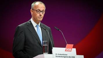 Als Merz „Bösartigkeit“ von sich weist, pfeifen die Gewerkschafter ihn aus