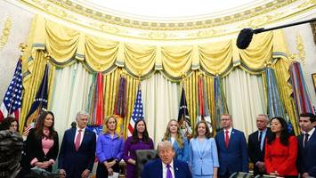 Trump döst bei Termin: Weißes Haus reagiert mit bizarrer Erklärung