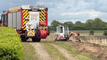 bagger stürzt auf arbeiter – rettungshubschrauber im einsatz