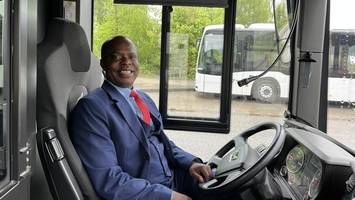 Er ist VHH‑Busfahrer – und Dorfbürgermeister an der Elfenbeinküste