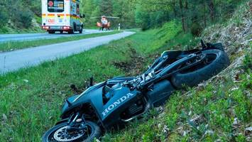 Motorradfahrer stürzt in Grünstreifen  – Rettungshubschrauber im Einsatz