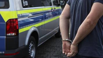 sechs kilo cannabis und eine falsche waffe: 19-jährige dealer in hamburg erwischt