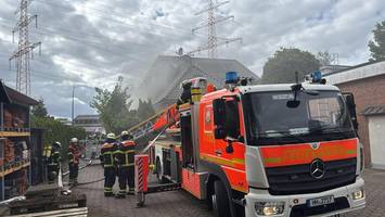 vom feuer eingeschlossen: feuerwehr rettet drei menschen vom balkon