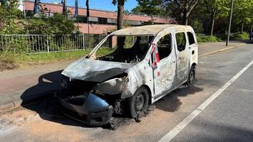 Ausgebranntes Auto in Niendorf blockiert Parkfläche – jetzt wird Behörde aktiv