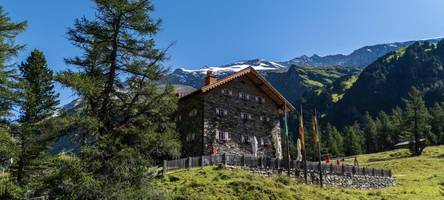 fast 100 jahre alte almhütte am großglockner vollständig zerstört