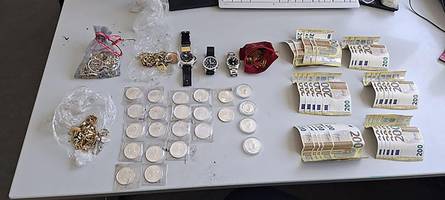 Rätsel um Schatz auf Berliner Spielplatz: Kind entdeckt Luxusuhren, Schmuck und tausende Euro