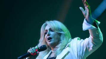 „Sieht nicht so gut aus”: Freund von Bonnie Tyler gibt nach Not-OP Gesundheits-Update
