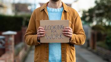 „So viel Mut und Motivation”: Robert (56) fand mit Pappschild auf der Straße einen Job