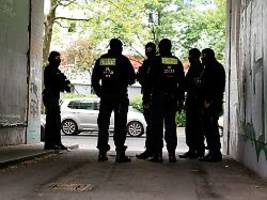 28 immobilien durchsucht: sek und gsg 9: polizei nimmt neun verdächtige schutzgelderpresser in berlin fest