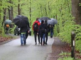 Aprilwetter bis zum Wochenende: Regenschirm zum Bollerwagen - Herrentag fällt landesweit ins Wasser