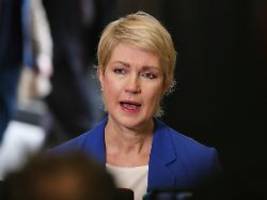 cdu verliert in wählergunst: umfrage: spd verkürzt rückstand auf afd in mecklenburg-vorpommern