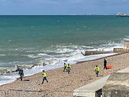 polizei steht vor einem rätsel: drei tote frauen treiben vor britischer küste im meer