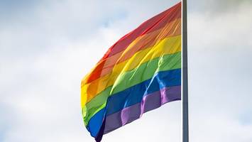 Darum wehen in Berlin-Mitte heute die Regenbogenflaggen