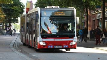 bus kollidiert auf berüchtigter kreuzung mit auto – drei fahrgäste in klinik