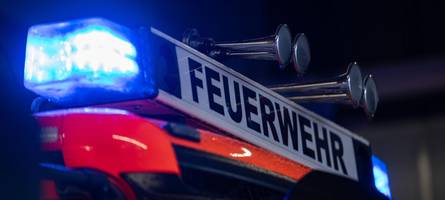 Auto steht auf der A96 in Richtung München in Vollbrand