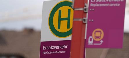 Busse kommen einfach nicht: Fahrgäste stranden am späten Abend mitten im Augsburger Land