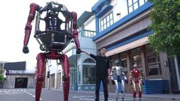 3 meter! roboter zum reinklettern überragt seine erfinder