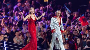 victoria swarovski funkelt in hautengem roten kleid auf der esc-bühne