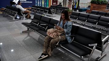 „hätte einen neuen pass beantragen können”: britin verliert 900 pfund und darf nicht nach spanien fliegen