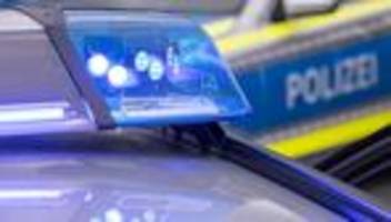 Unfälle: Mann fährt mit 2,1 Promille gegen Auto und flüchtet