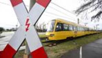 unfälle: verletzte bei zusammenstoß von stadtbahn und auto