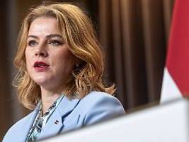 Koalition entzieht Vertrauen : Lettlands Regierungschefin tritt nach Drohnenstreit zurück
