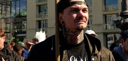Vatertag: Männer demonstrieren gegen Gewalt an Frauen
