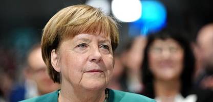 angela merkel: altkanzlerin verteidigt schwarz-rot, wirtschaft drängt