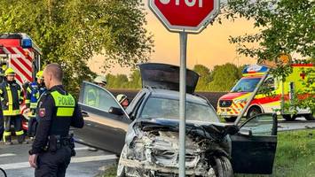 BMW schleudert gegen Stoppschild: Drei Menschen teils schwer verletzt