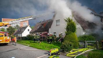 Saunabrand im Einfamilienhaus – geschockter Bewohner rettet sich ins Freie