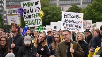 Statt Bollerwagen: Männer demonstrieren am Vatertag gegen Gewalt an Frauen