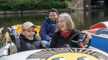 Therapie mit Tretboot: Wie Mikail (11) die Fahrt über die Hamburger Alster hilft