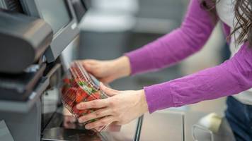 SB-Kassen im Supermarkt: Wann darf die Ware in die Tasche?