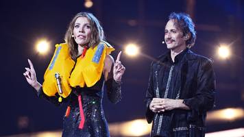 Victoria Swarovski mit Schwimmweste auf der Bühne: Fans spotten über ESC-Opening