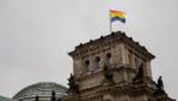 Bundestagspräsidentin: Julia Klöckner hisst die Regenbogenflagge - einmal im Jahr
