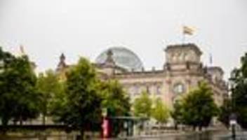 Regenbogenflagge am Bundestag: Regenbogenflagge weht am Sonntag auf dem Bundestag