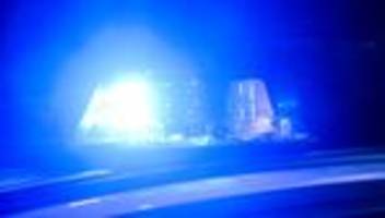 unfälle: auto kracht gegen baum – 27-jähriger schwebt in lebensgefahr